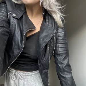 Chiquelle skinnjacka - Svart skinnjacka från chiquelle, egentligen storlek 38 men liten i strl och passar 36