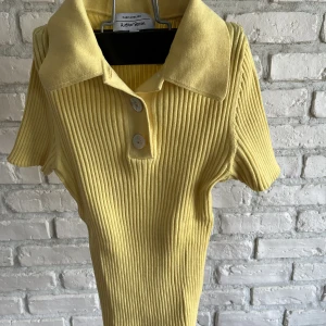 & Other Stories, Gul polo  - Super fin polo tröja i ljusgul färg från & Other stories, nästan helt oanvänd. Den sitter fint på kroppen. 