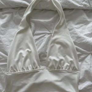 Halterneck topp hm - Vit halterneck topp från hm storlek S