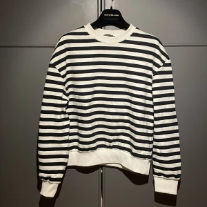 Randig sweatshirt - Vit och svart randig sweatshirt från zara🖤 Endast använd ett fåtal gånger 😇 Storlek: S