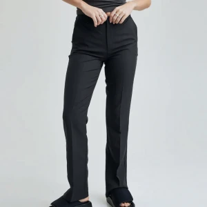 Svarta kostymbyxor  - Jättefint skick men är tyvärr för små, bra i längden på mig som är 163❤️