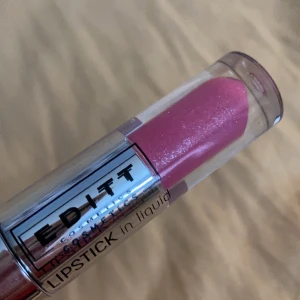 Läppstift - Läppstift i flytande form. Säljer för 20 kr nypris är 100kr. Ger ett oroligt fint pigment på läpparna   