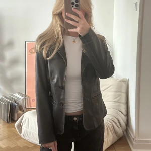Vintage läderjacka  - Jättefin läderjacka köpt vintage!! Svart med bruna kanter 