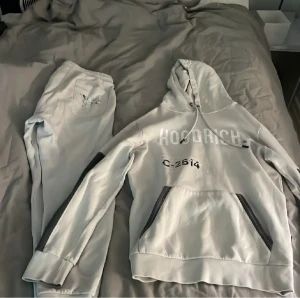 Hoodrich dress - Använd några gånger men inga synliga defekter! Byxorna är storlek S och tröjan M. 