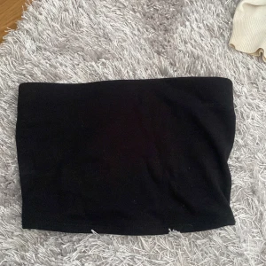 Badu topp - Säljer denna svarta topp utan band, från HM💗för liten för mig! Frakt tillkommer 