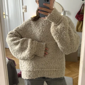 Stickad tröja over size - Snyggaste tjocktröjan i från Zara i storlek s (oversized). Tröjan är grå/beige med små färgglada inslag. Perfekt till hösten, sparsamt använd och inga defekter🎀💞