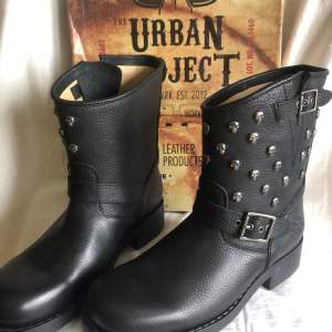 Stl 40. Svarta läder Urban project stövlar/boots med dödskallar i metall. Oljebeständig sula, oanvända, originalkartong, nypris 1700 kr 