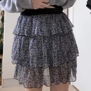 jättefin kort kjol med blommor. Genomskinligt tyg så rekommenderar att ha en underkjol eller cykelbyxor. Storlek 38. Använd fåtalet gånger