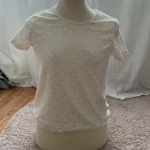 SÖT TOPP - Säljer denna söta topp från JACQUELINE de YONG i storlek S! Andvänd ett fåtal gånger 80kr+ frakt (pris kan diskuteras.) med mönster💖💖