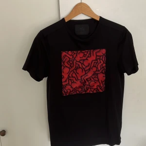Limitato t-shirt storlek S - Säljer nu denna limitato t-shirt då jag har tröttnat lite på den och blivit för liten. Den är storlek S och i bra skick. Skriv för eventuella frågor eller bilder.