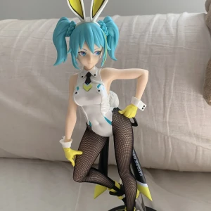 Cyber bunny suit miku hatsune  - Bought for like 300-400 dkk 