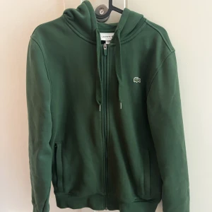 Lacoste ziphoodie - Väldigt sällan använd hoodie med zip, bra kvalité och väl skött.