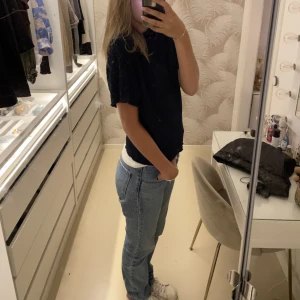 Blus - En blå blus med lite textur ifrån zara. Prislappen är avtagen men den är aldrig andvänd så den är i fenomenalt skick. 