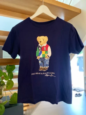 Polo Ralph lauren t-shirt - Säljer en marinblå polo Ralph Lauren t-shirt i storlek 150 (10-12) säljer pga för liten! Nypris 400kr mitt pris 99kr 