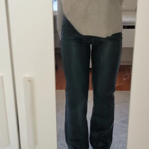 Skinnbyxor  - Supersnygga mörkgröna skinnbyxor från bikbok. Är flexibel med pris pga rensning