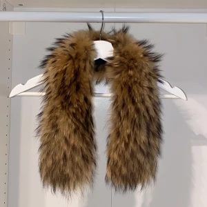 Pälskrage äkta - En äkta pälskrage i tvättbjörn som man kan fästa på jackan.