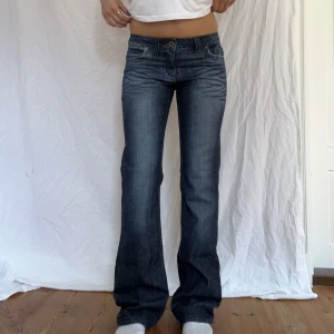Lågmidjade jeans  - Midjemått-  38cm  (rätt över)  Inerbenslängd -85cm   Jag är 170 på bilderna! Inga defekter!  Du kan använda KÖP NU💕