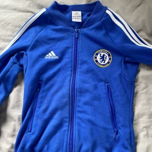 Chealse fotboll club kofta - Säljer då jag inte använder, är i använt skick då jag köpt secondhand . 
