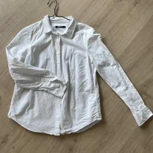Vit skjorta - Från Gina. Mycket bra kvalitet