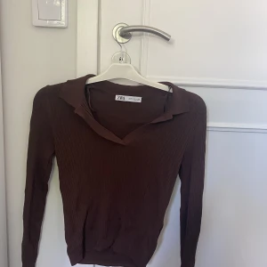 Brun tröja  - Brun tröja från zara, ribbad