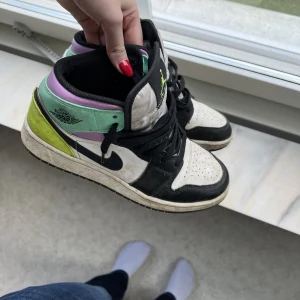 Jordan 1 mids - Jordan 1 mids. Väldigt smutsiga men har inte tvättat dom så går att fräscha upp något.