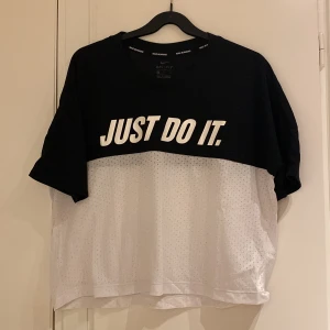 Nike T-shirt  - Boxig tröja med mesh på halva tröjan. Loose fit. Knappt använd. 