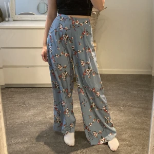 Blåa Kostymbyxor Blommor 💙🌹 - Superfina byxor i lättsamt material som är lite för långa för mig. Har även en matchande topp som jag inte hunnit ta bild på 💙🌹💙