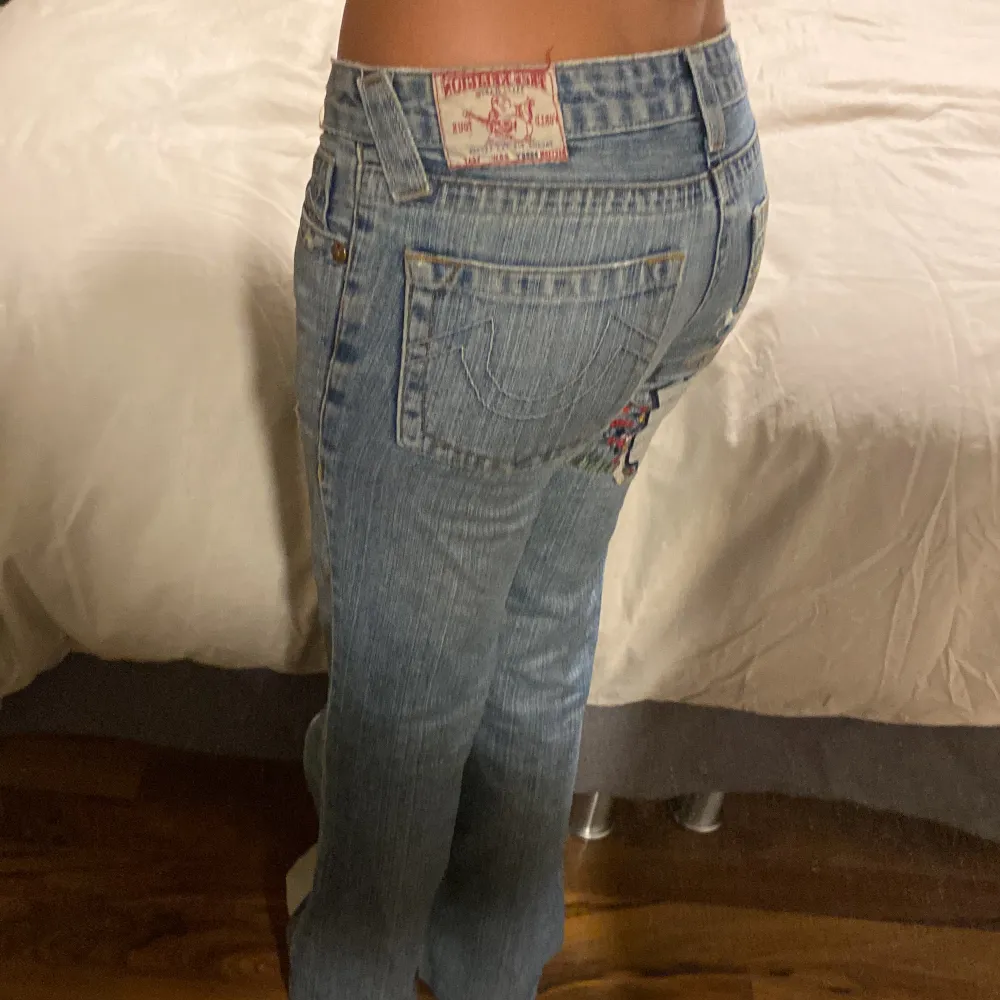 Säljer mina true religion jeans då dom har blivit lite små på mig, dom har en unik brodering på rump fickan💗 säljer för 550kr+frakt fast priset kan budas❣️. Jeans & Byxor.