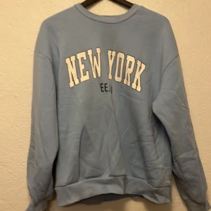 Blå Hoodie  - Blå Hoodie där det tyvärr finns en fläck på ryggen, men annars i bra skick. 