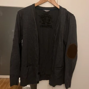 Tröja med knappar - Väldigt snygg tröja! Jag som brukar ha storleken 164/170 kan ändå andvända tröjan så den är stor i storleken! 