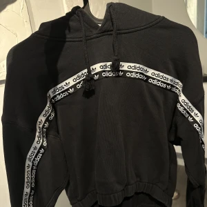 Adidas cropped hood - Adidas crop hoodie stl 38, fint skick😊 190kr plus frakt, pris kan diskuteras  