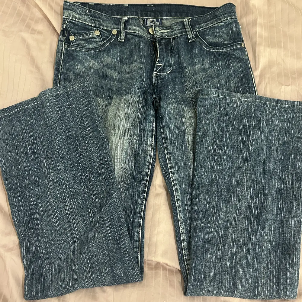 Jättesnygga victoria beckham jeans som inte säljs längre. De sitter helt magiskt och matchar lätt till outfits! Använt max 3 gånger och är i super bra skick! 👼🏼. Jeans & Byxor.