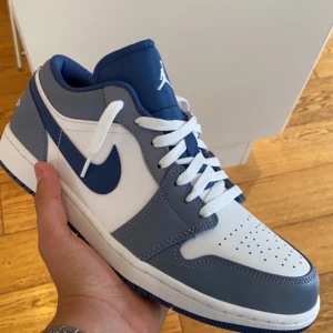 Jordan 1 low ashen slate - Jordan 1 low ashen slate Storlek 44 Använda 3 gånger  Ett litet creaså på vänstra sko, den högra är felfri Original pris 2700 köpta från soleplus  Säljer pågrund utav att jag behöver pengar ASAP. Kommer med original låda 100% äkta Skorv vid fler frågor!!!
