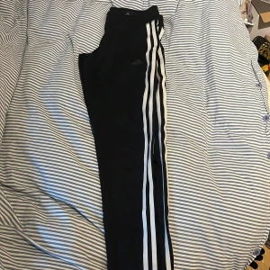 Adidas Trainline Essentials 3-stripes  - Helt oanvända Adidas Trainline 3-stripes 7/8. Kan skickas eller upphämtas i Lund.