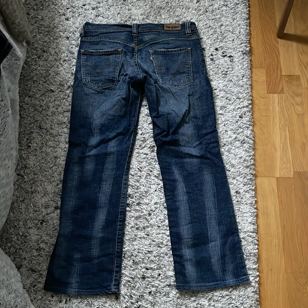 Jättesnygga Levis jeans som är ganska använda men i bra skick! Dem har lite bootcut och är lågmidjade. Jeans & Byxor.