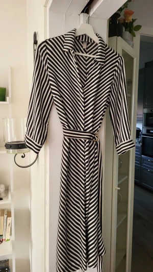 Randig klänning  - Randig klänning i nyskick!  Ställ gärna frågor om du har några funderingar!