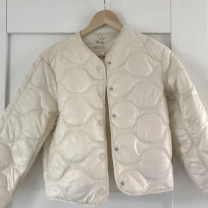 Vit jacka från Mango - Jättefin helt oanvänd vit tunn jacka fån Mango. Stl XXS men passar en Xs/S också då den är väldigt stor i storleken. Helt oanvänd med prislapp kvar💕
