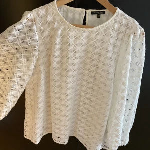 Massimo Dutti blus - Säljer denna fina Massimo Dutti blus då den inte kommer till användning längre😊 toppenskick kontakta för mer info ❤️