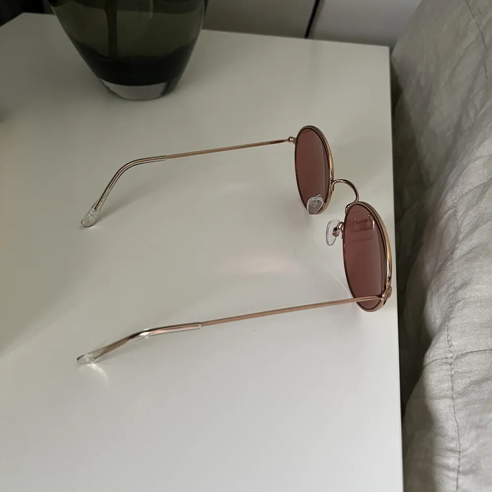 Solglasögon från H&M . Accessoarer.