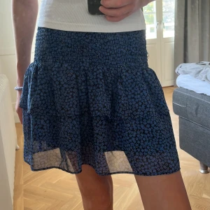 Blommig kjol - Säljer denna super fina kjol eftersom jag börjar växa ur den.  Storlek 146/152 men töjbar. Orginal pris är runt 250kr men säljer för 100kr eftersom den är 2 år gammal och hyfsat använt. Pris går såklart att diskutera !! 