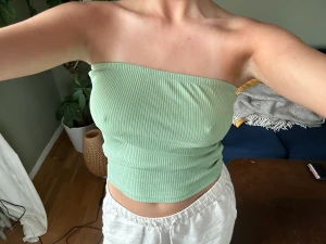 NA-KD tubtopp - Snygg grön tubtopp från NA-KD. Knappt använd. Köparen står för frakten🥰