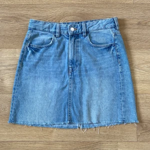 Jeanskjol - Jeanskjol från H&M. Använd men i bra skick! Säljer för att jag inte längre använder den:)