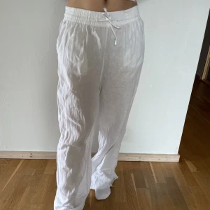 Lågmidjade linnebyxor - Vita vida lågmidjade linnebyxor.