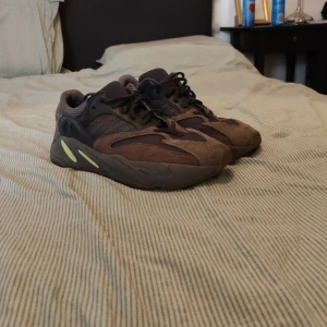 Yeezy 700 - Säljer mina yeezy 700, då dem inte passar mig. Något använda men fortfarande i bra skick 