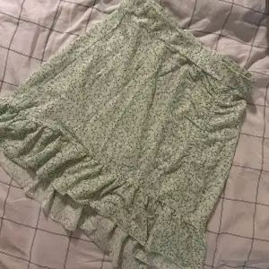 Grönblommig kjol som inte kommer till användning! 