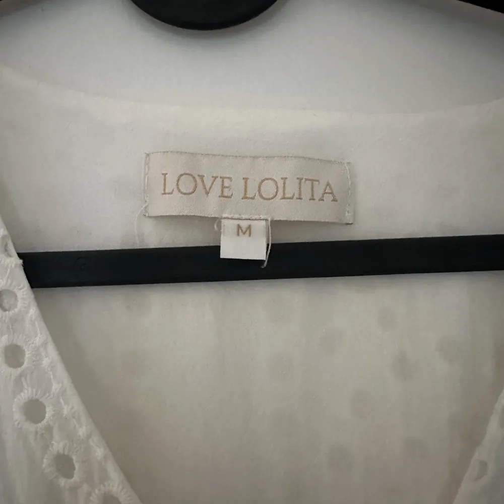 Säljer denna Love Lolita klänning! Använd 1 gång  Nypris: 2000kr   Priset kan diskuteras . Klänningar.