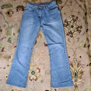 Lågmidjade ljusblåa bootcut jeans. 34'' långa. Lite gråare i verkligheten än på bilden.