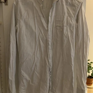 JUNK de LUXE - En fin skjorta från junk de luxe. Skick 8/10 använd några gånger. Nypris 1000kr. Priset är inte hugget i sten. Hör av dig vid frågor!