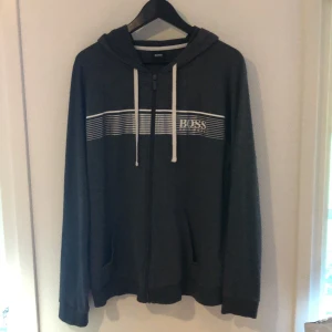 Hugo boss hoodie - Hugo boss hoodie i bra skick. Kvitto och taggar finns. Inga defekter, skick 8-9/10. Storlek M men passar lite större.