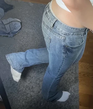Lågmidjade jeans - Jeans köpta på Plick. Första bilden är från förra ägaren🫶 Tyvärr för stora för mig men passar mig i lägnden som är 170. Materialet på jeansen är denim. Bara att kontakta mig för fler bilder o detaljer🩷🩷